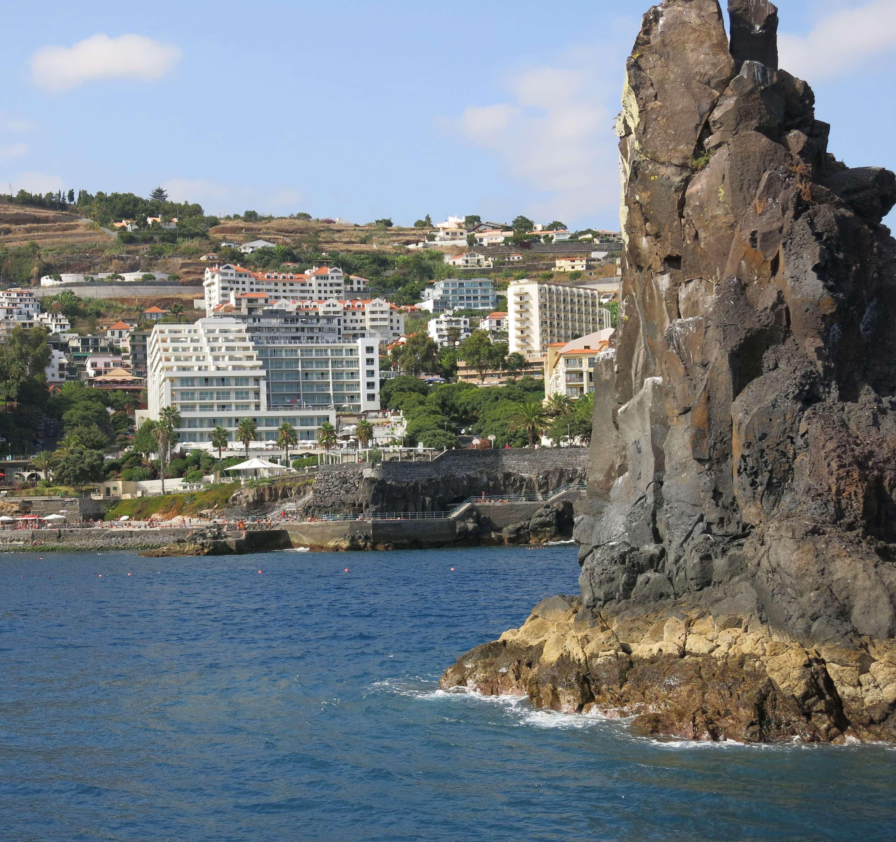 Hotel Melia Madeira Mare Funchal  Esterno foto A view of the town of Calheta