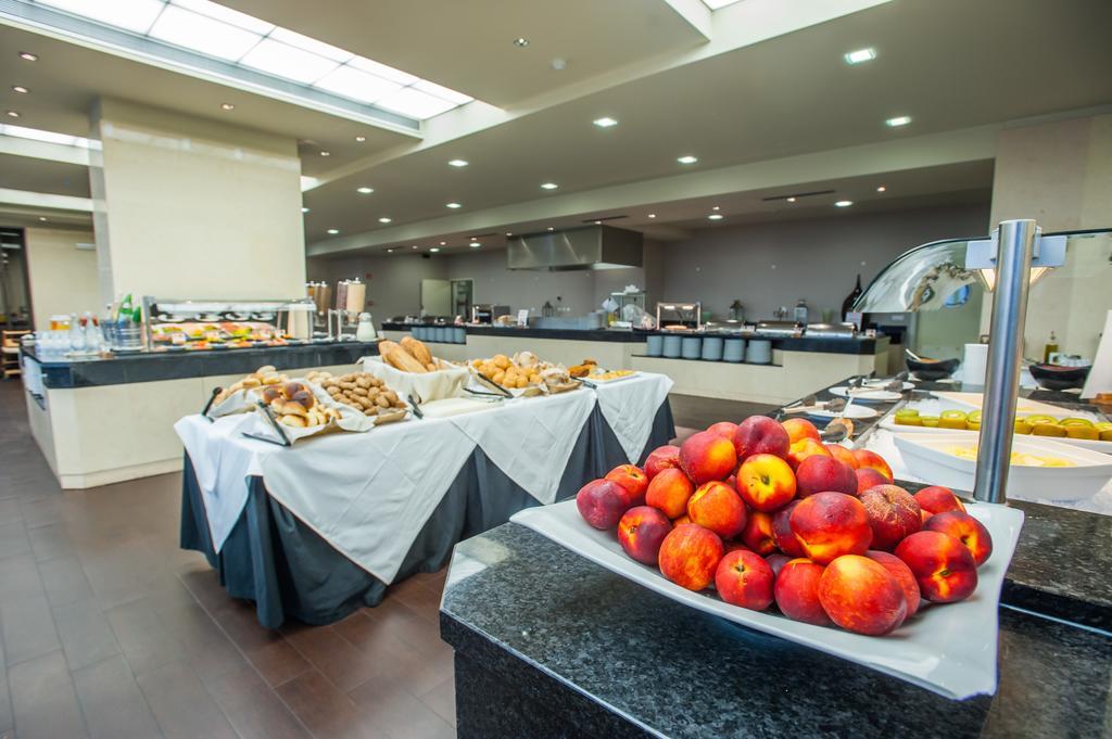 Hotel Melia Madeira Mare Funchal  Esterno foto Buffet at a hotel